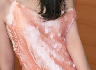 青豆客 – 看赵伊彤的照片，你能找到剧情的线索吗？