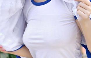 青豆客 – 就在天台上，陈嘉瑶AYomiabe轻松惬意，仿佛能传递她的欢快气息。