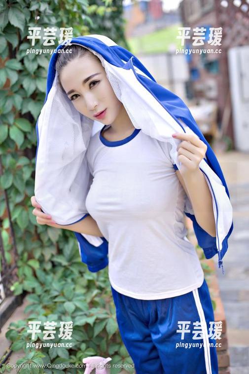 青豆客 - 就在天台上，陈嘉瑶AYomiabe轻松惬意，仿佛能传递她的欢快气息。