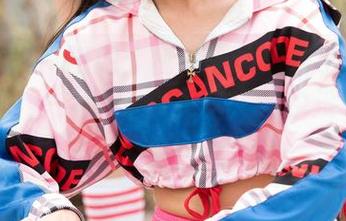 魔镜街拍 – 凯恩：我来给你们展示什么叫‘原图’——雨季就算来了，也没啥好怕的！