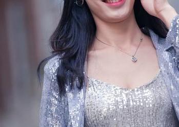 魔镜街拍 – 婷婷的办公室粉裙秀：最新图包，销售主管也要时髦！