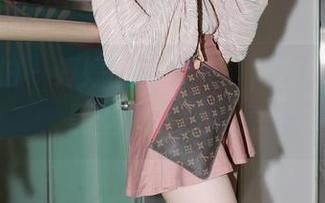 魔镜街拍 – 婷婷的最新写真，白色吊带加黑丝，美腿抢镜