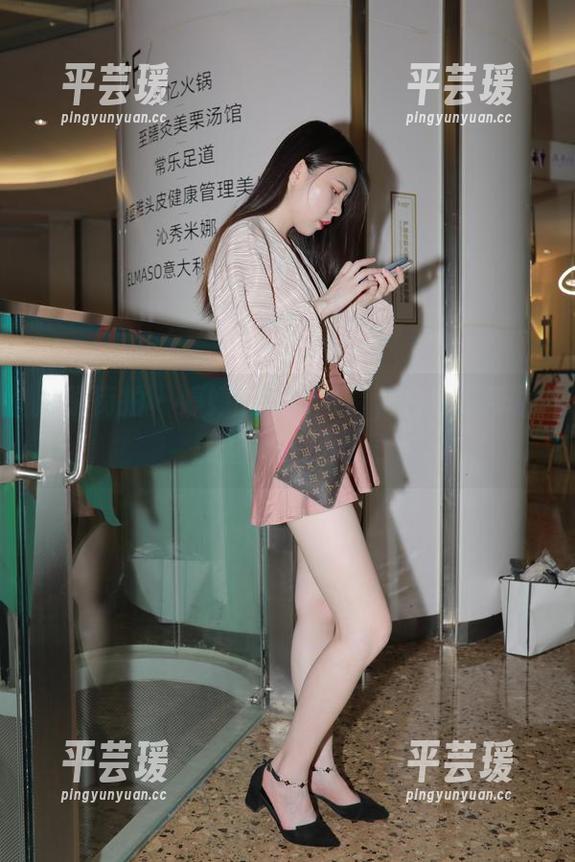 魔镜街拍 - 婷婷的最新写真，白色吊带加黑丝，美腿抢镜