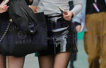 魔镜街拍 – 必看作品集：萌宝儿在商业广场和哈哈镜的皮鞋霸气对决包臀裙肉丝