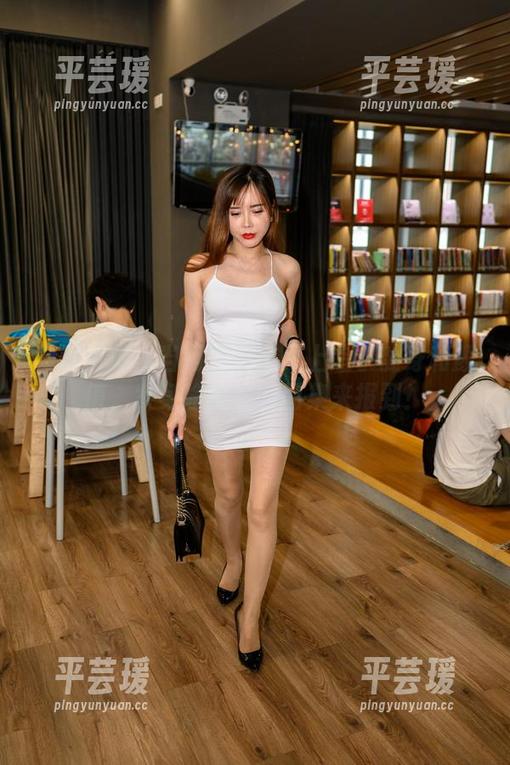 魔镜街拍：当网友们在网上追求健身和颜值，紧身瑜伽美女图集来报到！