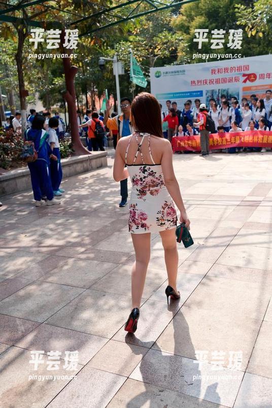 每一步都想摔倒的“魔镜街拍”私房作品：短裙肉丝红高跟，时尚与挑战同在！