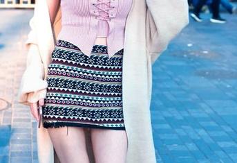 魔镜街拍合集：探讨西装高跟与百褶的微妙搭配