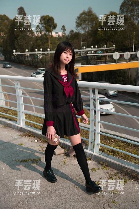 魔镜街拍新发现：肉丝旗袍小姐姐在凉亭乘凉，我的眼睛快要溢出血了。