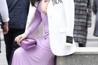 谁说黑丝不好搭配？魔镜街拍为你呈现“无圣光”下的极致美腿。