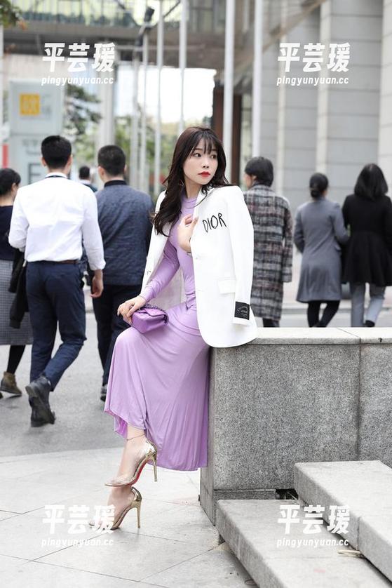 谁说黑丝不好搭配？魔镜街拍为你呈现“无圣光”下的极致美腿。