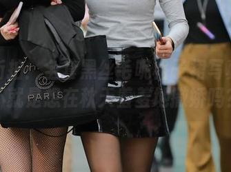 魔镜街拍：全套黑丝毛呢格子裙写真——不就是想在秋天羞羞地撒娇吗？