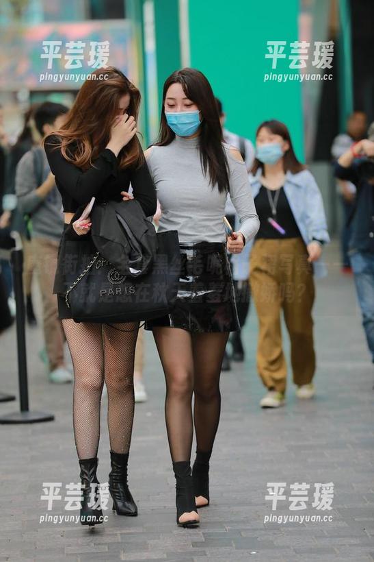 魔镜街拍：全套黑丝毛呢格子裙写真——不就是想在秋天羞羞地撒娇吗？